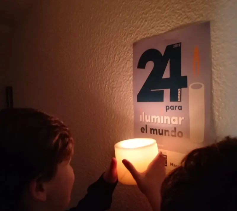 Dos niños enciende la llama de las 24 Horas de Manos Unidas en Pamplona