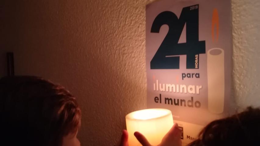 Dos niños enciende la llama de las 24 Horas de Manos Unidas en Pamplona