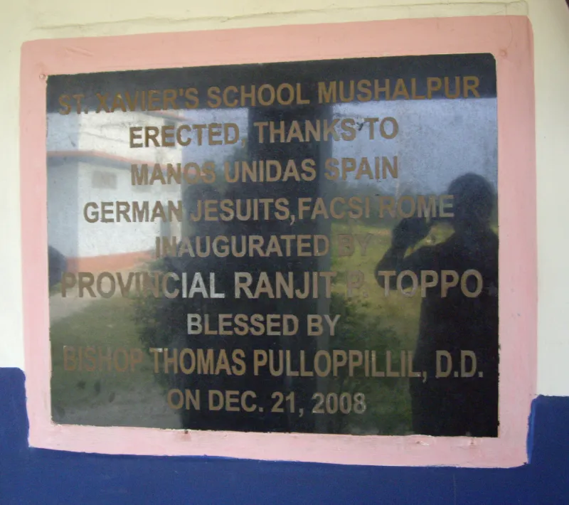 Placa inauguración Escuela St. Xavier de Mushalpur, Assam