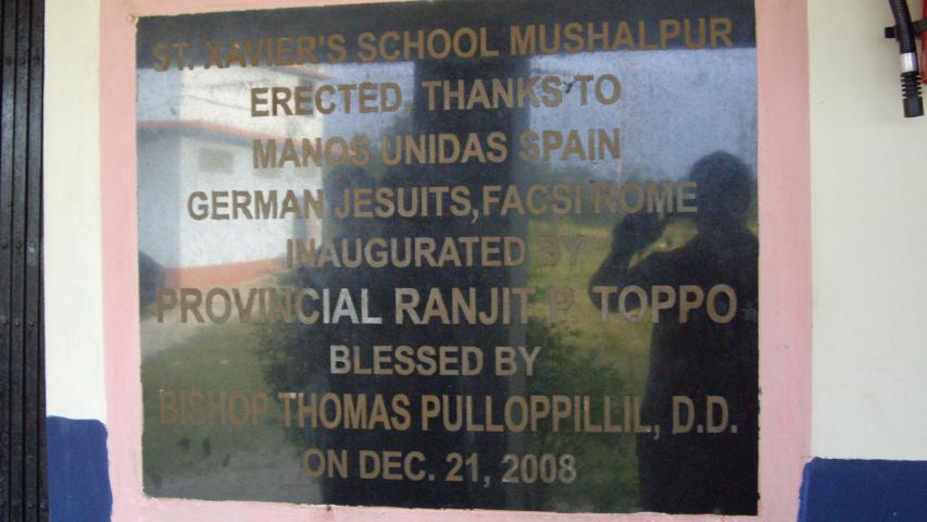 Placa inauguración Escuela St. Xavier de Mushalpur, Assam