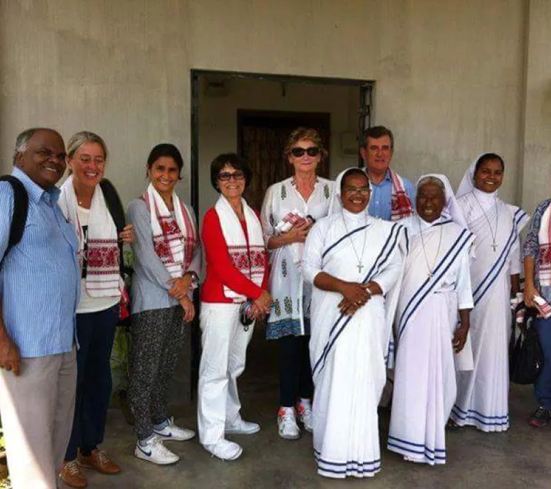 Grupo de delegados de Manos Unidas con Carmen Angulo, Father Lkra y las hermanas que atienden el dispensario rural St. Anne en Manas Bansbari