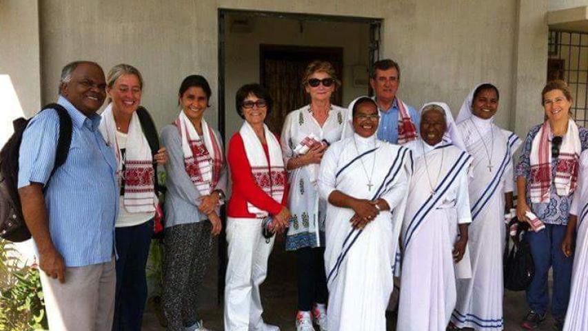 Grupo de delegados de Manos Unidas con Carmen Angulo, Father Lkra y las hermanas que atienden el dispensario rural St. Anne en Manas Bansbari