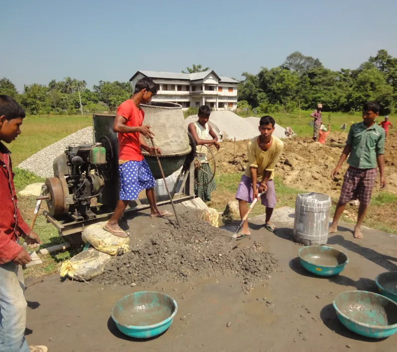 Grupo de niños ayudando en la construcción