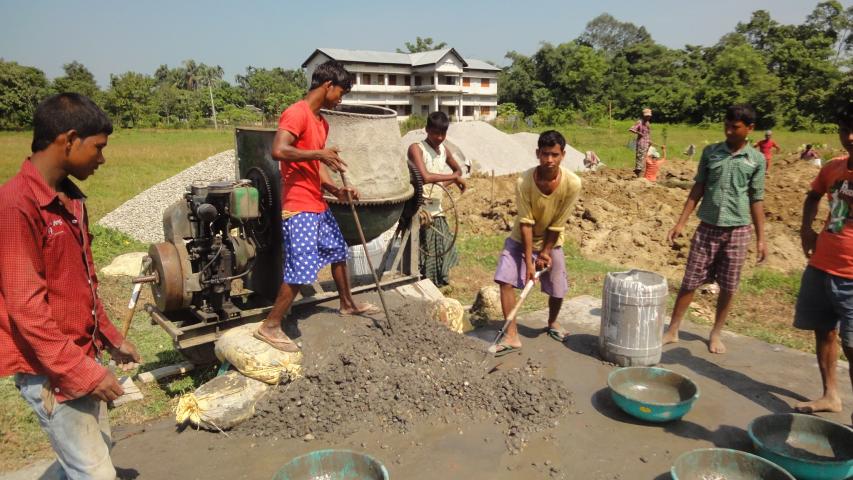 Grupo de niños ayudando en la construcción
