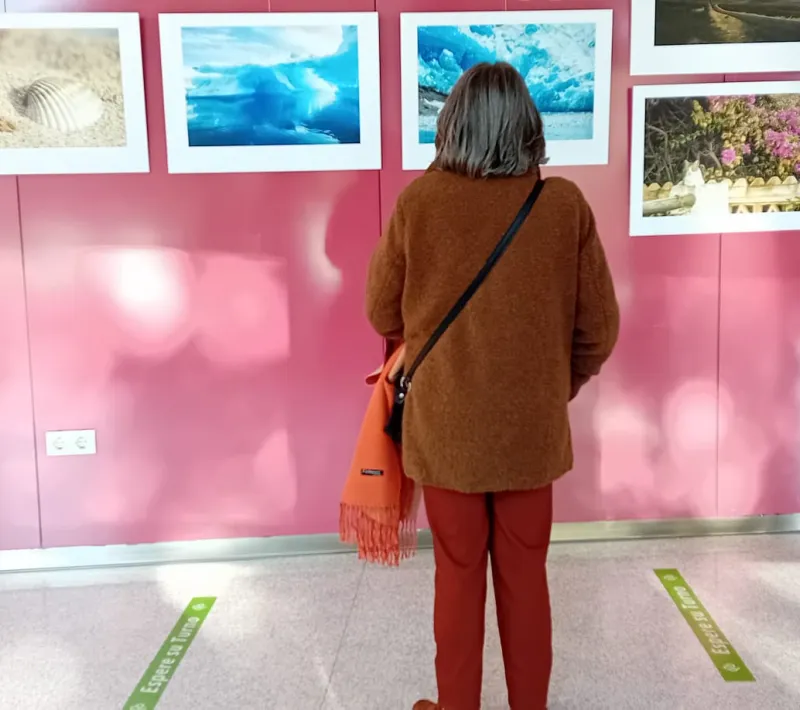 inma viendo fotos