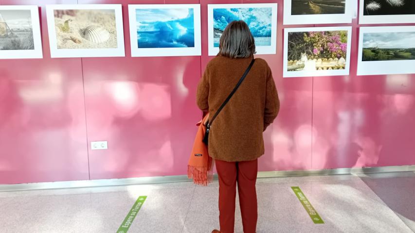 inma viendo fotos
