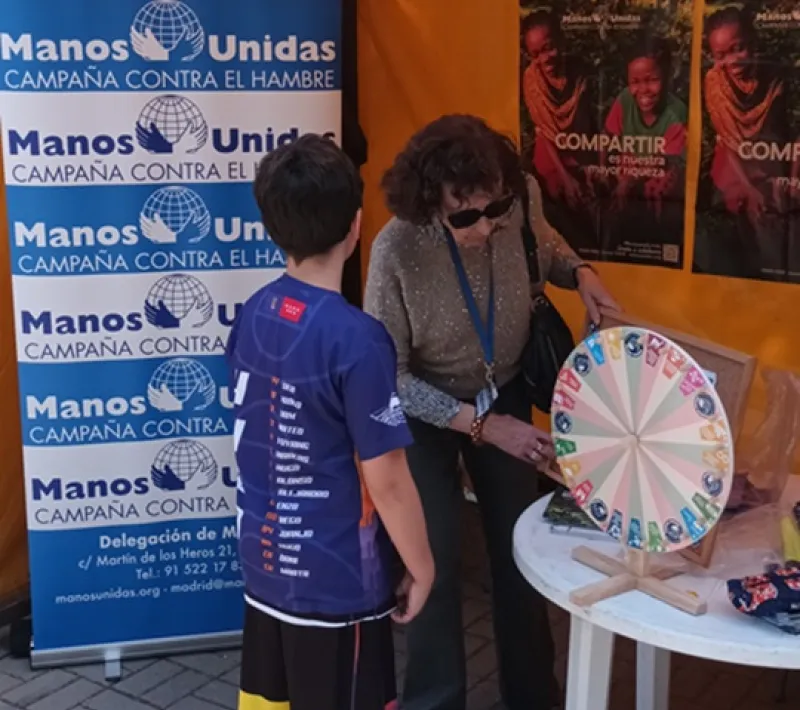 Voluntaria de Manos Unidas en la II Jornada Familiar de Colmenar Viejo en 2025