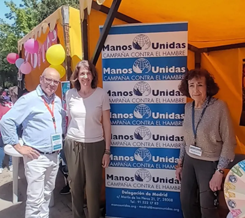 El concejal de Familia, Mayores, Juventud e Infancia del Ayuntamiento de Colmenar Viejo visita el estand de Manos Unidas Unidas