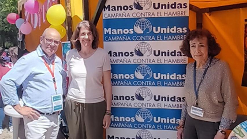El concejal de Familia, Mayores, Juventud e Infancia del Ayuntamiento de Colmenar Viejo visita el estand de Manos Unidas Unidas
