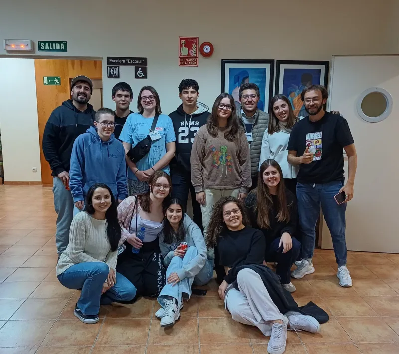 jovenes de manos unidas