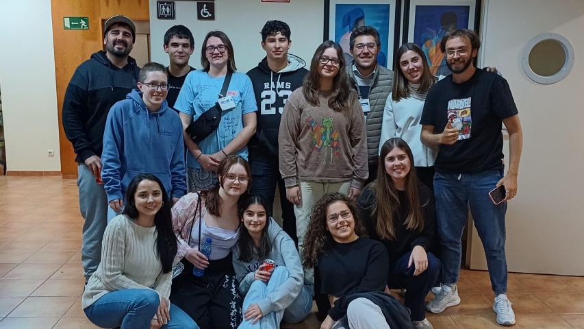 jovenes de manos unidas