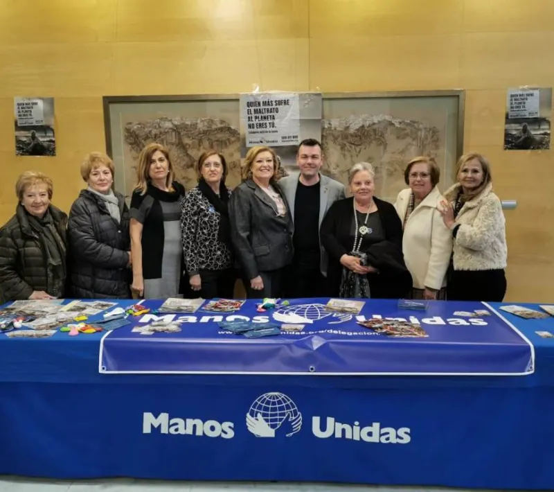 El alcalde de Catarroja con las compañeras de la delegación comarcal de Manos Unidas en Catarroja.