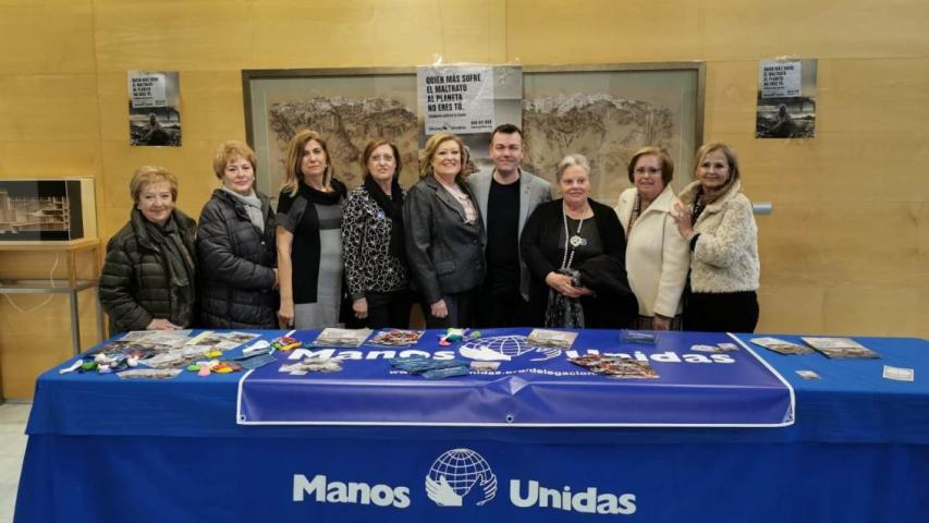 El alcalde de Catarroja con las compañeras de la delegación comarcal de Manos Unidas en Catarroja.