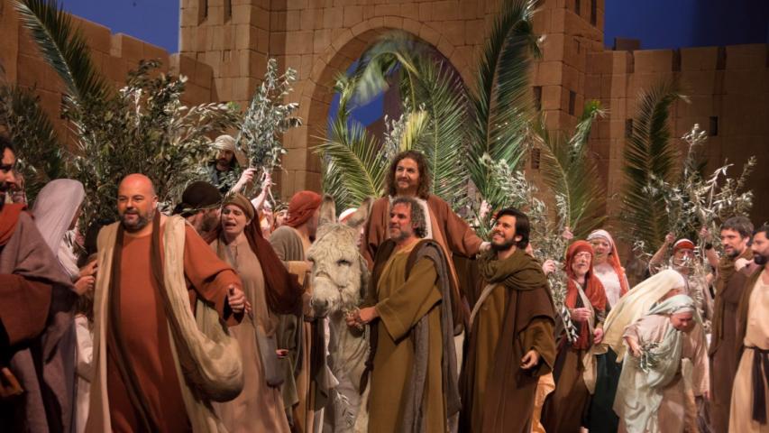 Jesús es recibido en Jerusalén en honor de multitudes
