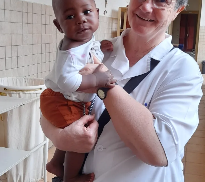 la misionera con uno de los ninos recogidos