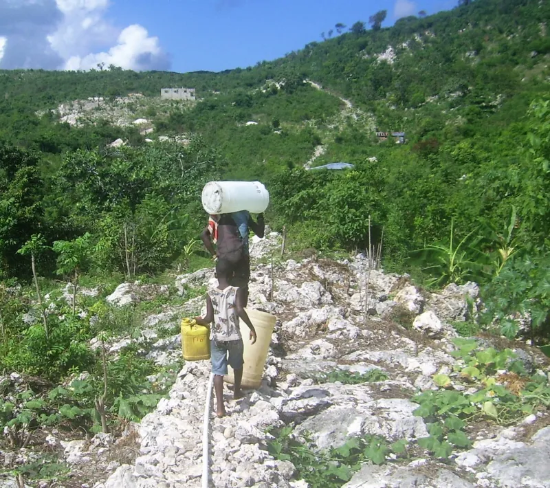 La orografía complicó la instalación del sistema de distribución de agua en isla Tortuga - Foto Manos Unidas
