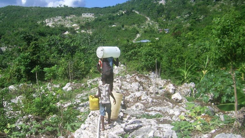 La orografía complicó la instalación del sistema de distribución de agua en isla Tortuga - Foto Manos Unidas
