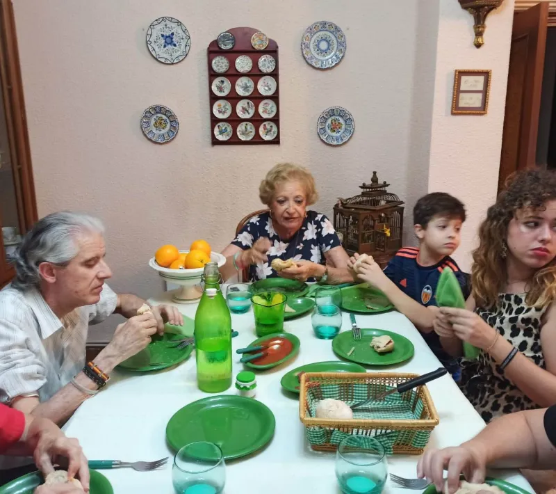 Cena del Hambre Virtual de Manos Unidas Valencia, voluntaria de la delegación y familia.