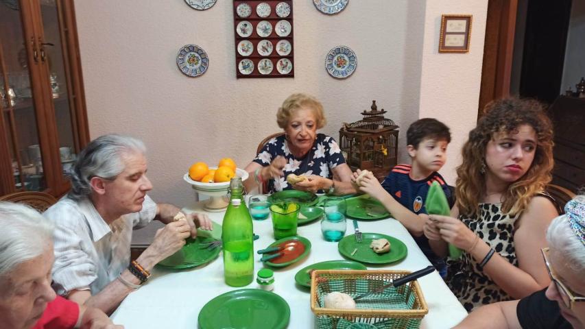 Cena del Hambre Virtual de Manos Unidas Valencia, voluntaria de la delegación y familia.