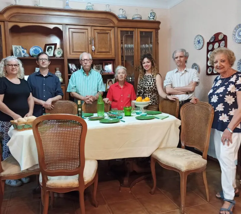 Cena del Hambre Virtual de Manos Unidas Valencia, voluntaria de la delegación y familia.