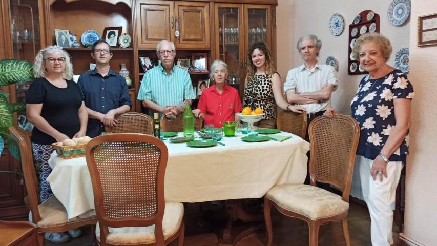 Cena del Hambre Virtual de Manos Unidas Valencia, voluntaria de la delegación y familia.