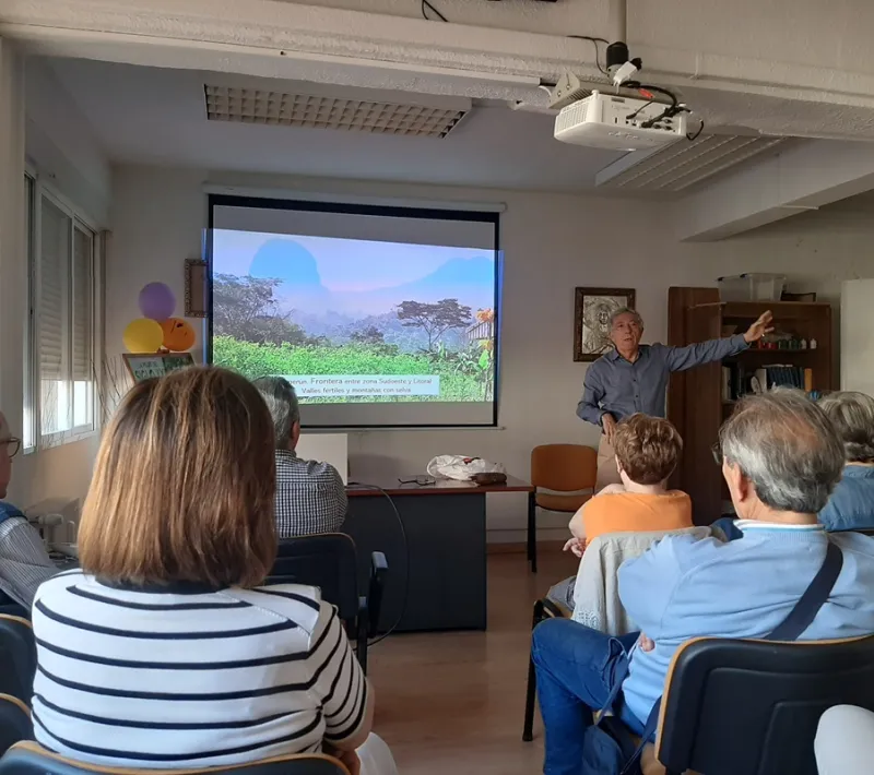 Charla de SSCC sobre un proyecto de Manos Unidas en Camerún