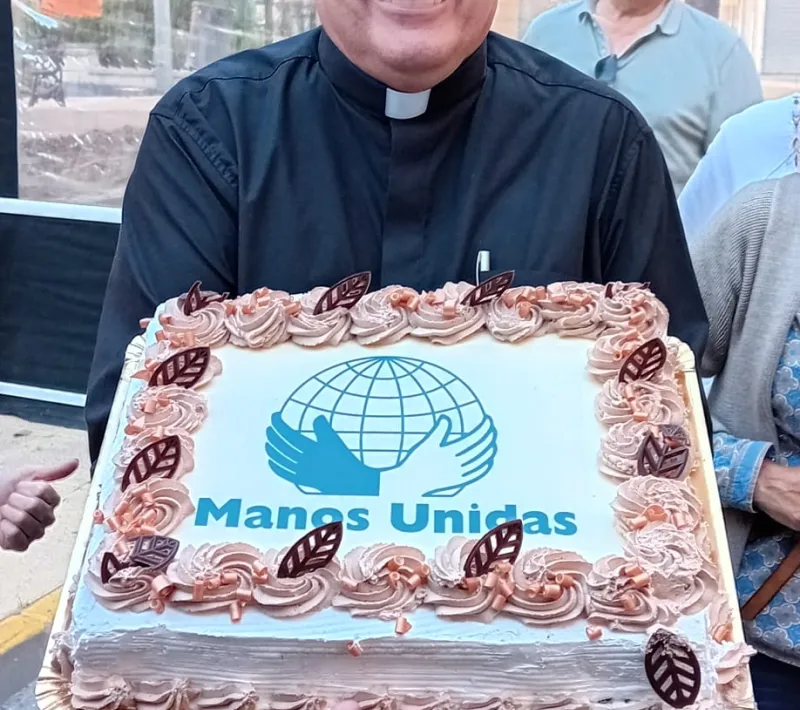 luis emilio con la tarta de mmuu