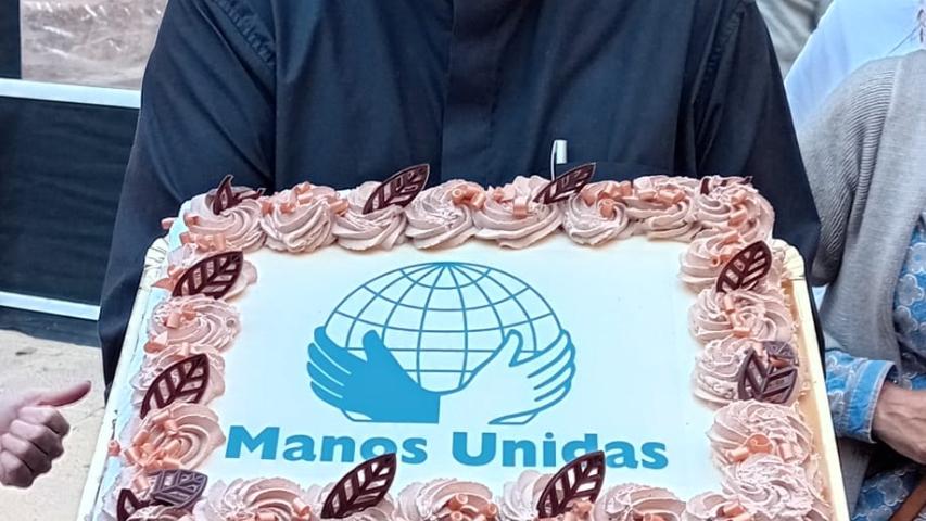 luis emilio con la tarta de mmuu