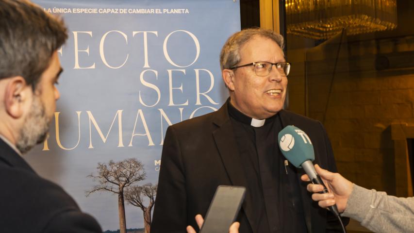 luis emilio entrevistandolo