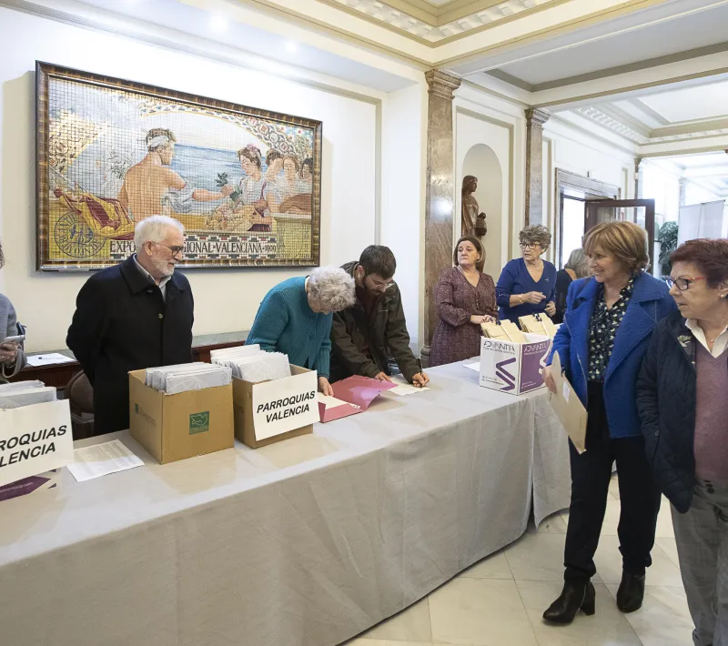 Los voluntarios van llegando al Ateneo de Valencia para la Asamblea Diocesana. Foto Víctor Gutiérrez.