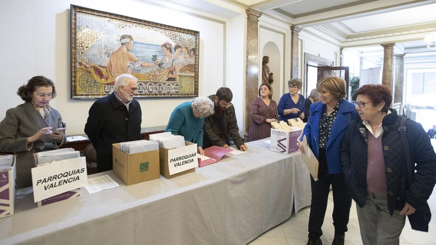 Los voluntarios van llegando al Ateneo de Valencia para la Asamblea Diocesana. Foto Víctor Gutiérrez.