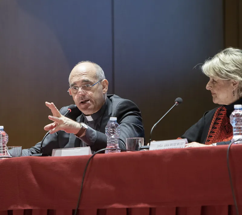 El Obispo Auxiliar de Valencia, monseñor Arturo Ros y Ana Ruiz, presidenta delegada de Manos Unidas Valencia. Foto Víctor Gutiérrez.