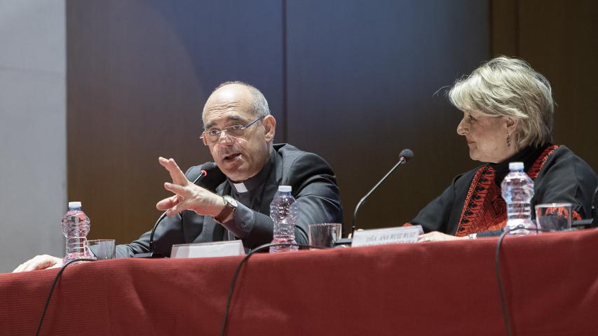 El Obispo Auxiliar de Valencia, monseñor Arturo Ros y Ana Ruiz, presidenta delegada de Manos Unidas Valencia. Foto Víctor Gutiérrez.