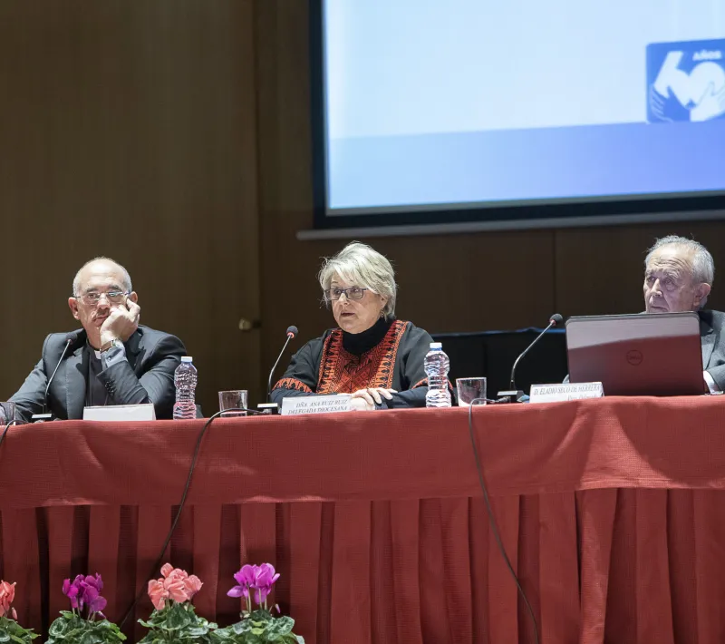 El Obispo Auxiliar de Valencia, monseñor Arturo Ros; Ana Ruiz, presidenta delegada de Manos Unidas Valencia y Eladio Seco de Herrera, vicedelegado. Foto Víctor Gutiérrez.