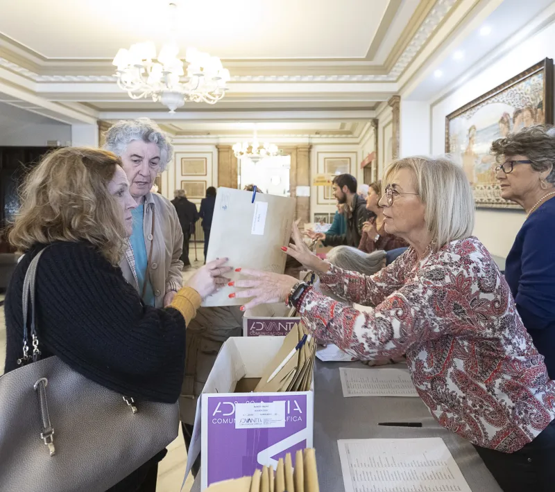 Los voluntarios van llegando al Ateneo de Valencia para la Asamblea Diocesana. Foto Víctor Gutiérrez.