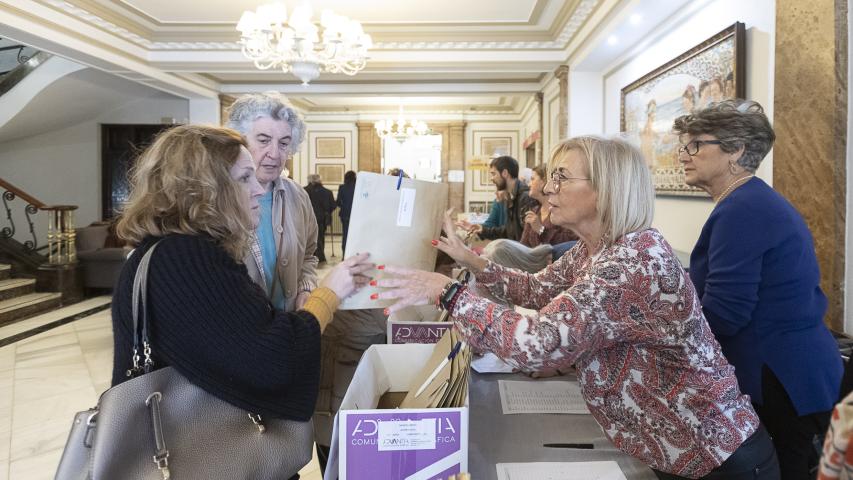 Los voluntarios van llegando al Ateneo de Valencia para la Asamblea Diocesana. Foto Víctor Gutiérrez.