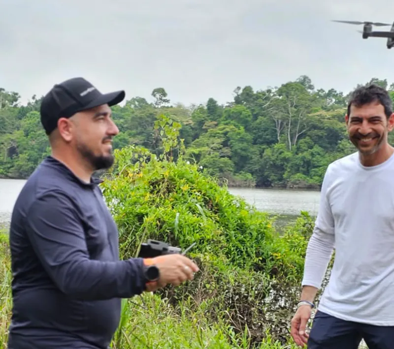 Manos Unidas ONG - Quico Taraonjí en la Amazonía - Quico Taronjí, junto al operador del dron