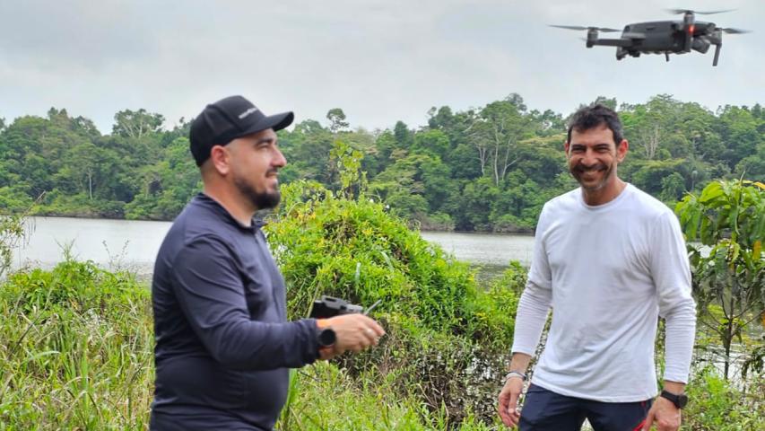 Manos Unidas ONG - Quico Taraonjí en la Amazonía - Quico Taronjí, junto al operador del dron