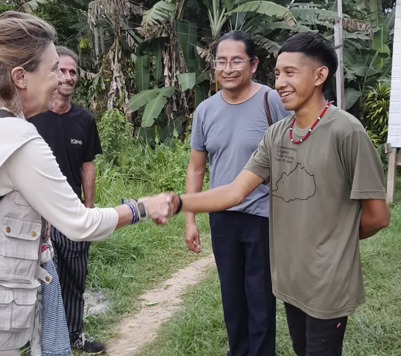 Manos Unidas ONG - Quico Taraonjí en la Amazonía - Cecilia Pilar saluda a los socios locales