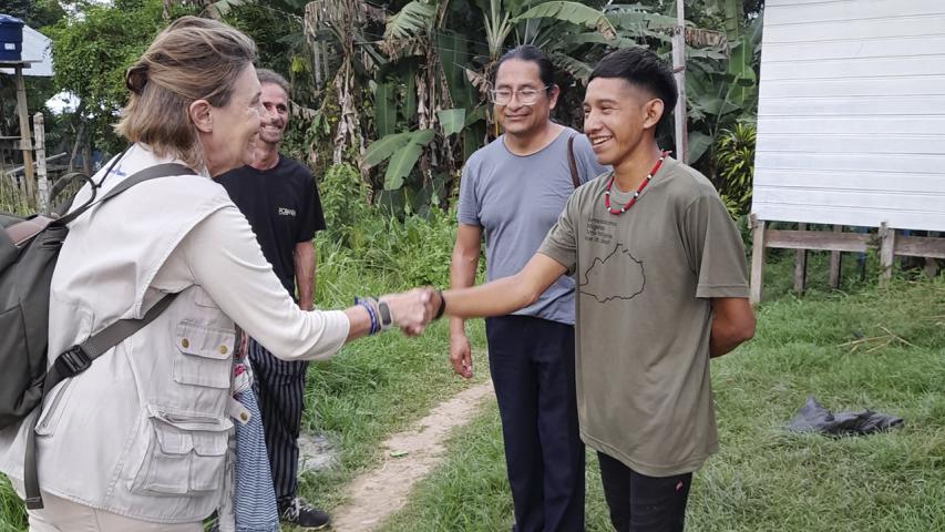 Manos Unidas ONG - Quico Taraonjí en la Amazonía - Cecilia Pilar saluda a los socios locales