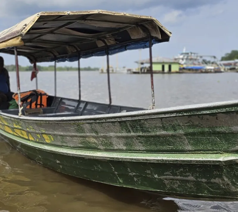 Manos Unidas ONG - Quico Taraonjí en la Amazonía - Una lancha surca el Río Amazonas