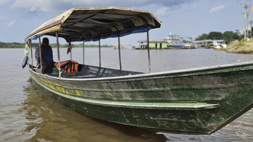Manos Unidas ONG - Quico Taraonjí en la Amazonía - Una lancha surca el Río Amazonas