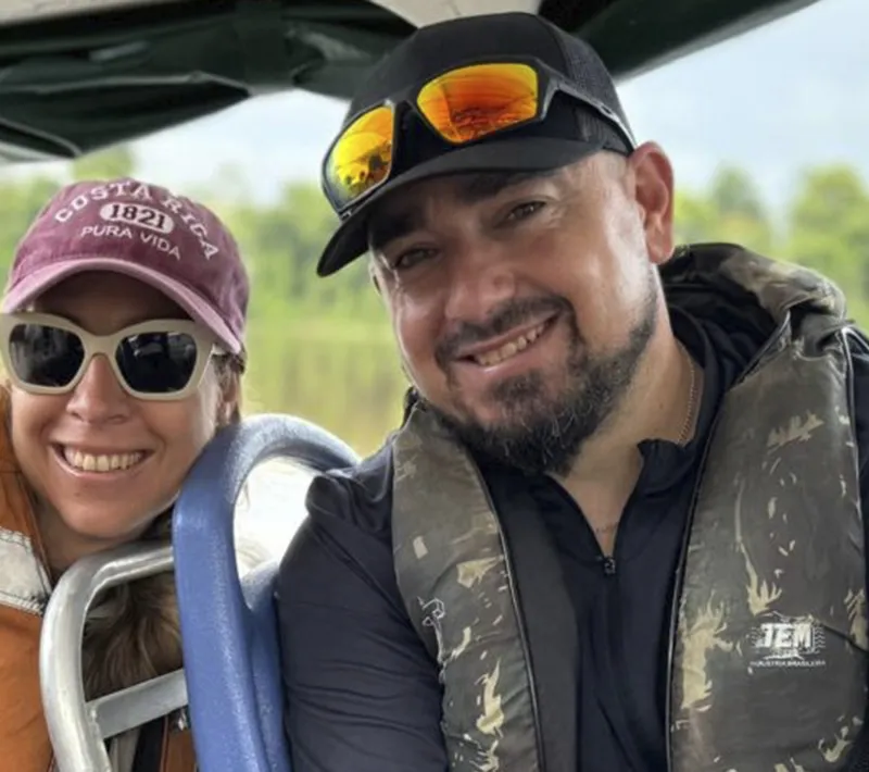 Manos Unidas ONG - Quico Taraonjí en la Amazonía - Virginia Martínez posa con un compañero de viaje
