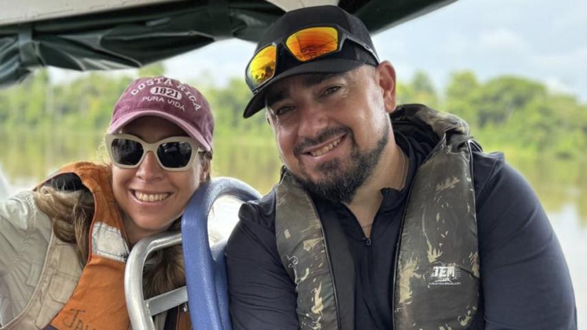 Manos Unidas ONG - Quico Taraonjí en la Amazonía - Virginia Martínez posa con un compañero de viaje
