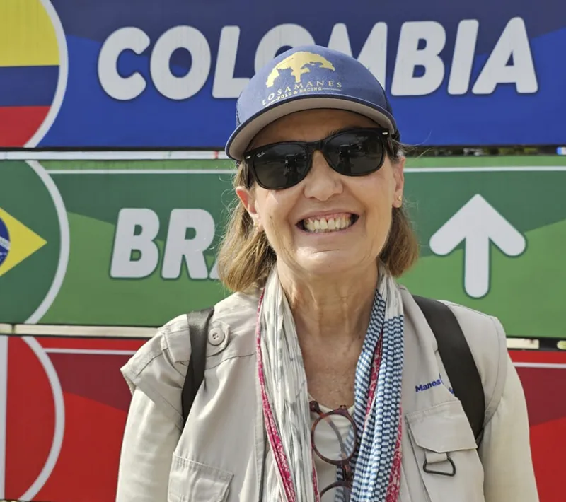 Manos Unidas ONG - Quico Taraonjí en la Amazonía - La presidenta de Manos Unidas sonríe enfrente del cartel de la triple frontera