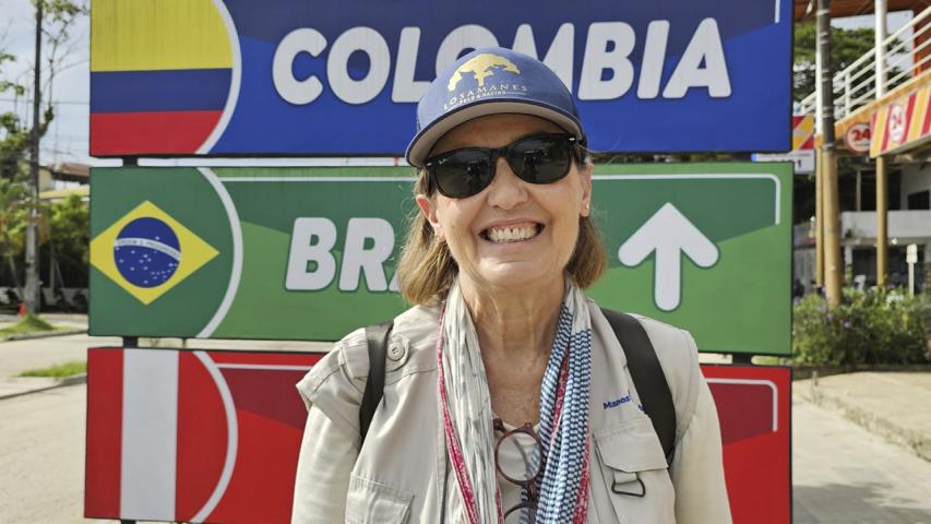 Manos Unidas ONG - Quico Taraonjí en la Amazonía - La presidenta de Manos Unidas sonríe enfrente del cartel de la triple frontera