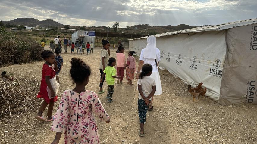 La hermana Paola en el campo de desplazados de Almeida en Adwa (Tigray). Foto:Manos Unidas/Marta Carreño