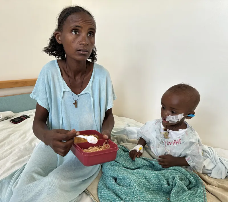 Una mujer y su hijo desnutrido en el hospital de Kidane Mehret. Adwa (Tigray). Foto: Manos Unidas/Marta Carreño
