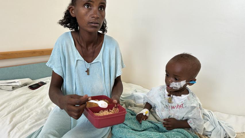 Una mujer y su hijo desnutrido en el hospital de Kidane Mehret. Adwa (Tigray). Foto: Manos Unidas/Marta Carreño