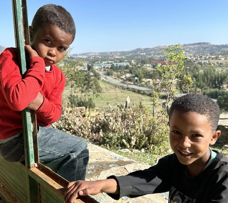 Unos niños juegan a las afueras de Aigrat (Tigray_Etiopía). Foto: Manos Unidas/Marta Carreño